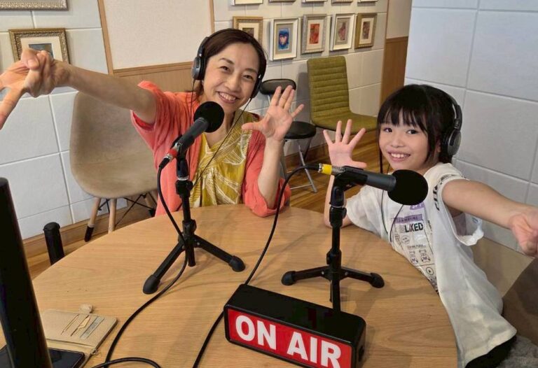 ラジオの収録を楽しむ教室長と子ども
