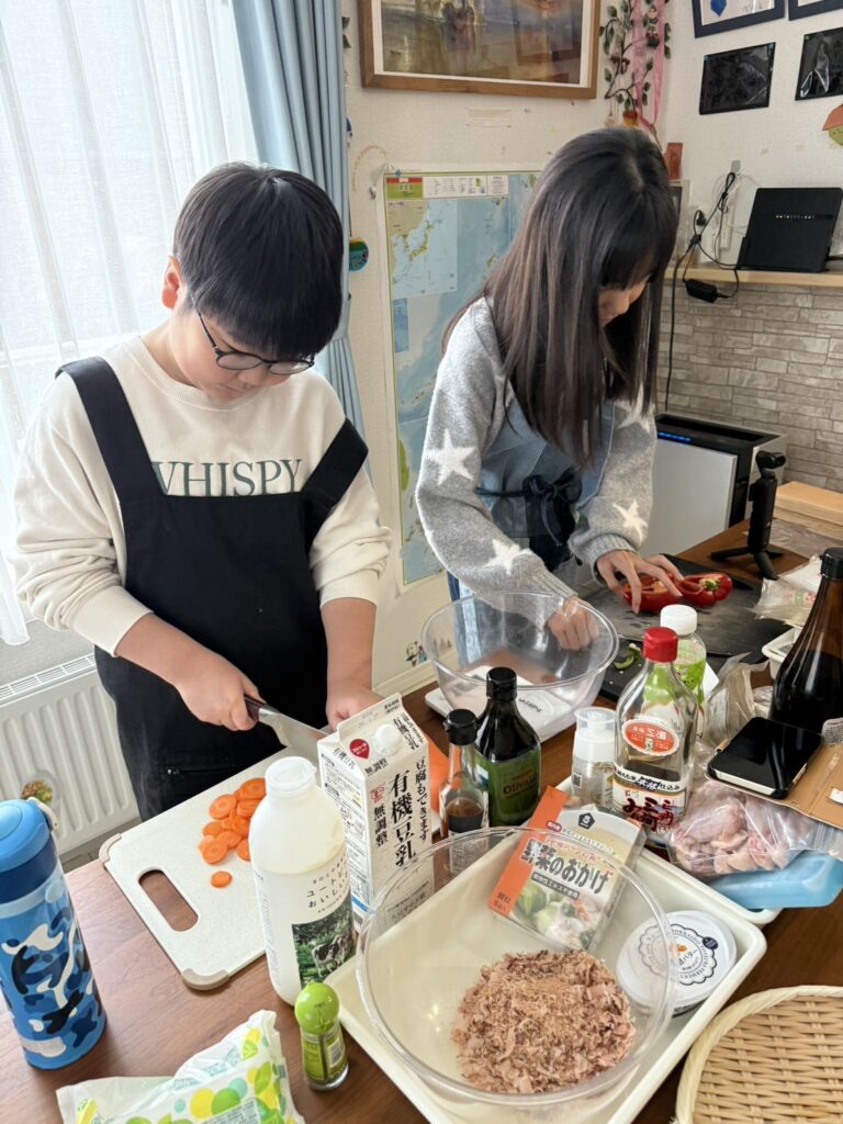 リアル教室で一緒に料理をする子どもたち