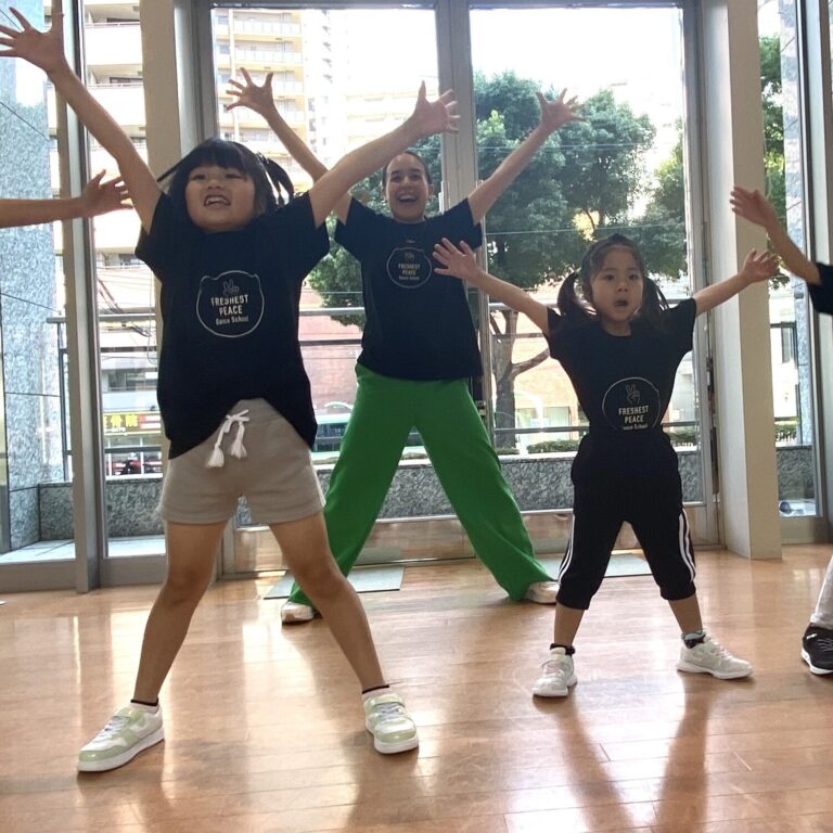 新神戸校でダンスをする子どもたち