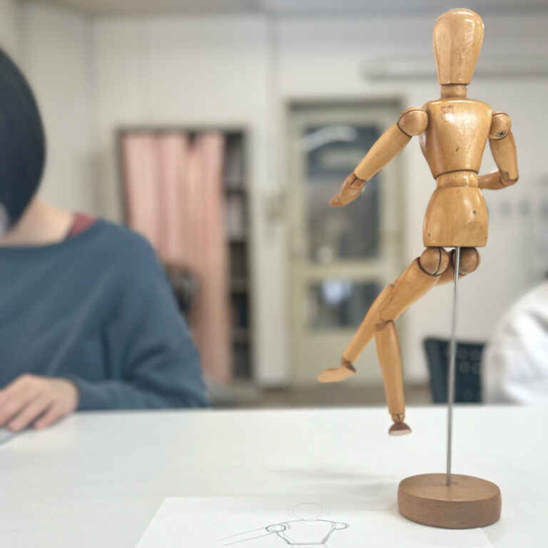 教室の空き時間を活用して平日の昼に開いたアートの教室で、机に向かって絵を描く場面(イメージ)