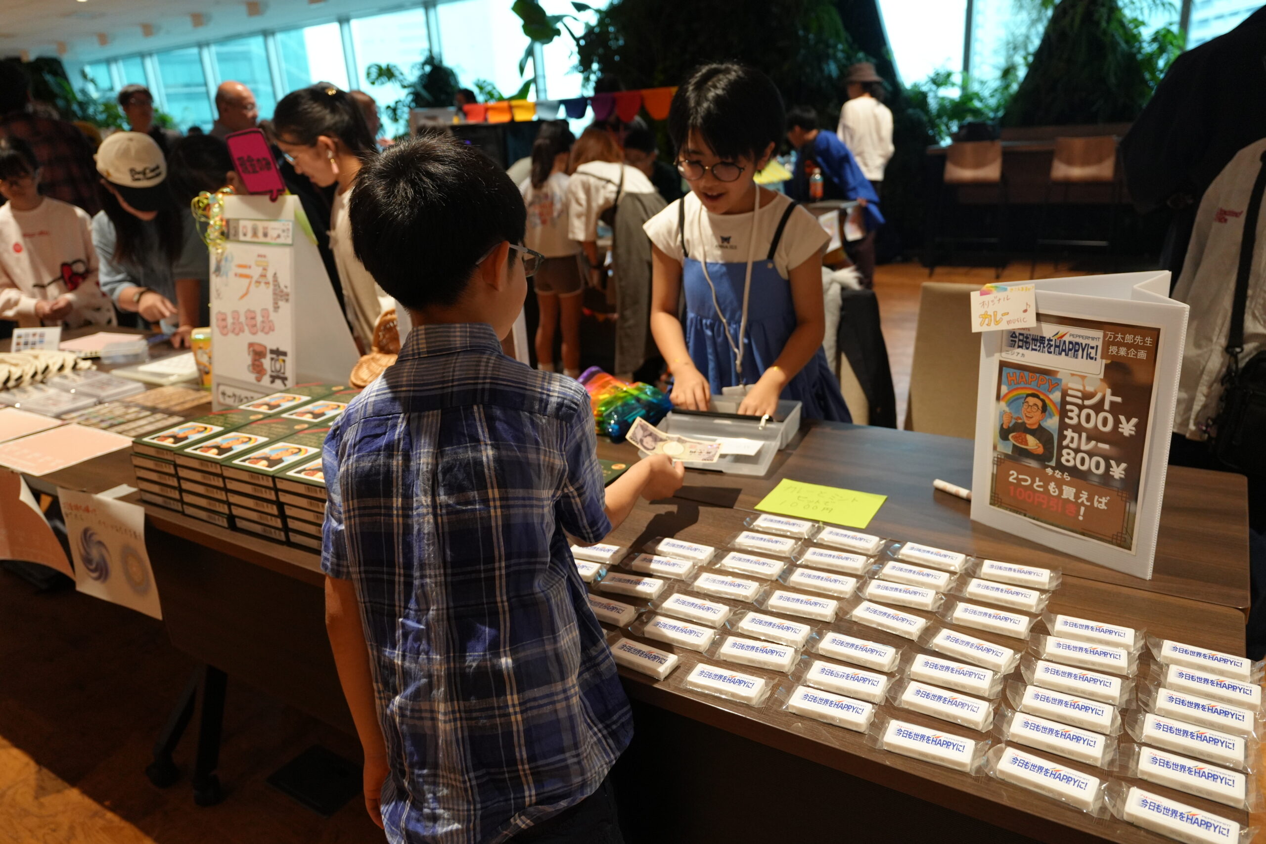 教育ボランティアも関わるNIJINアカデミーの学園祭で活動する子どもたち