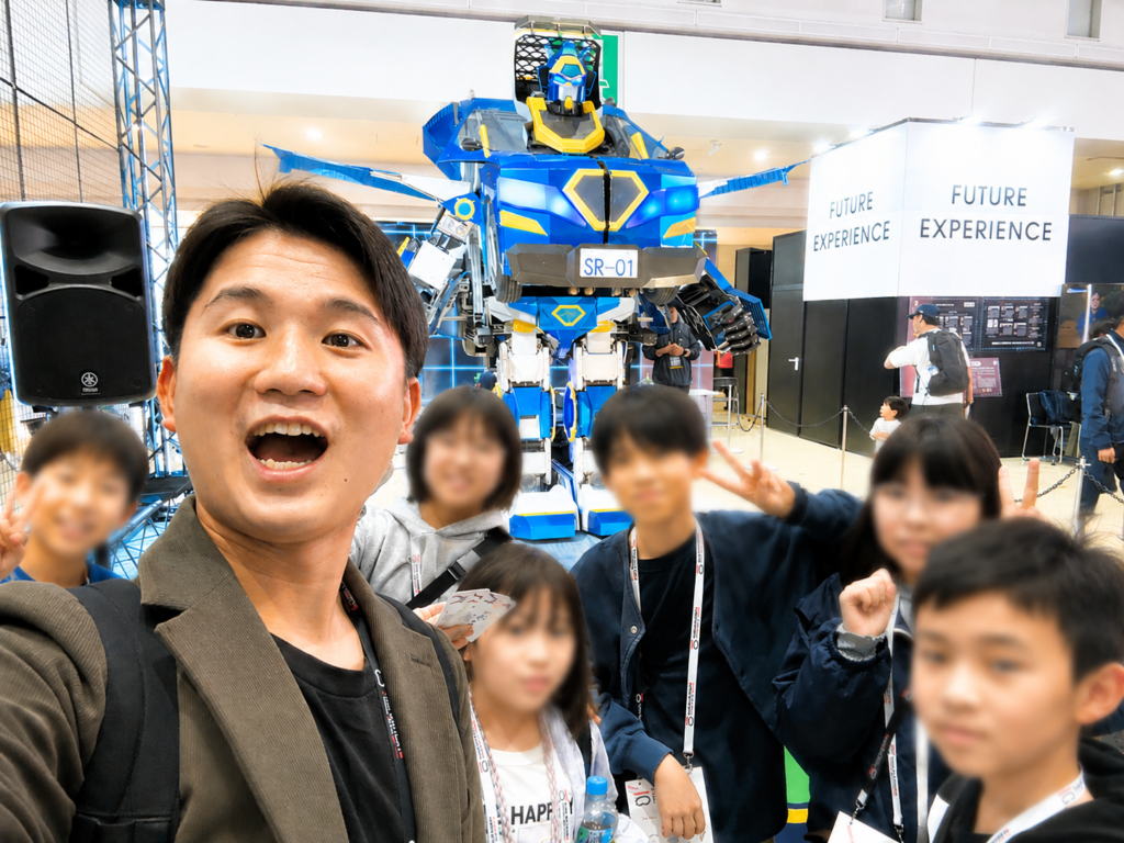 未来技術のイベントでロボットを体験する子どもたちとスタッフ