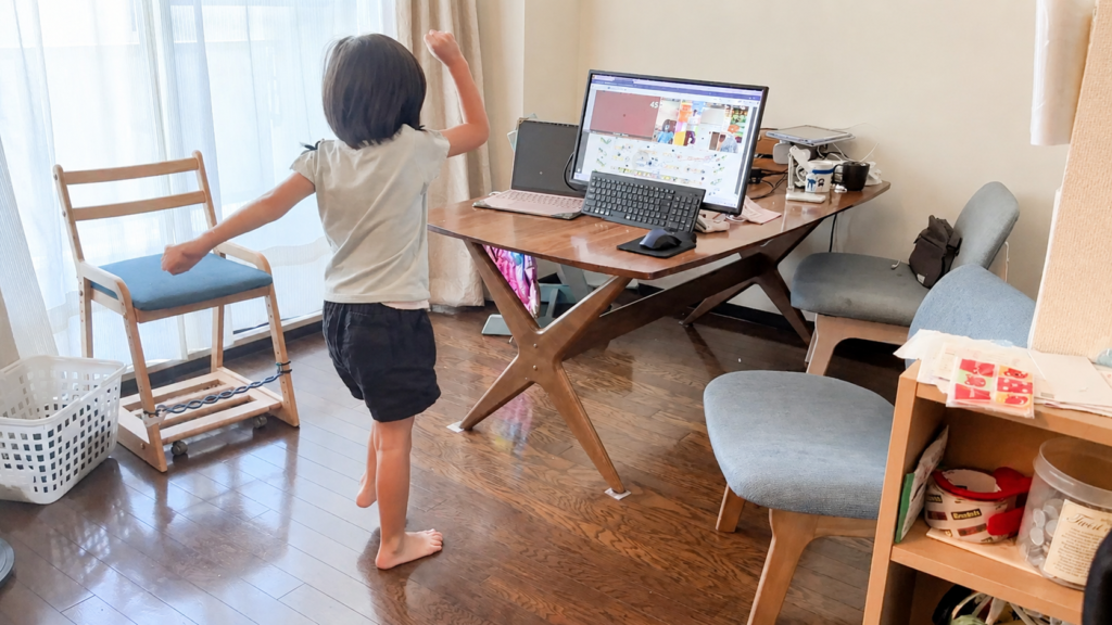 自宅からオンライン授業に参加するNIJINアカデミーの子ども