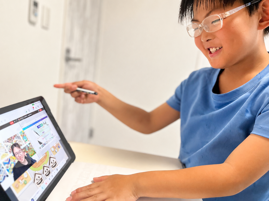 オンラインで先生と対話しながら学ぶNIJINアカデミーの子ども