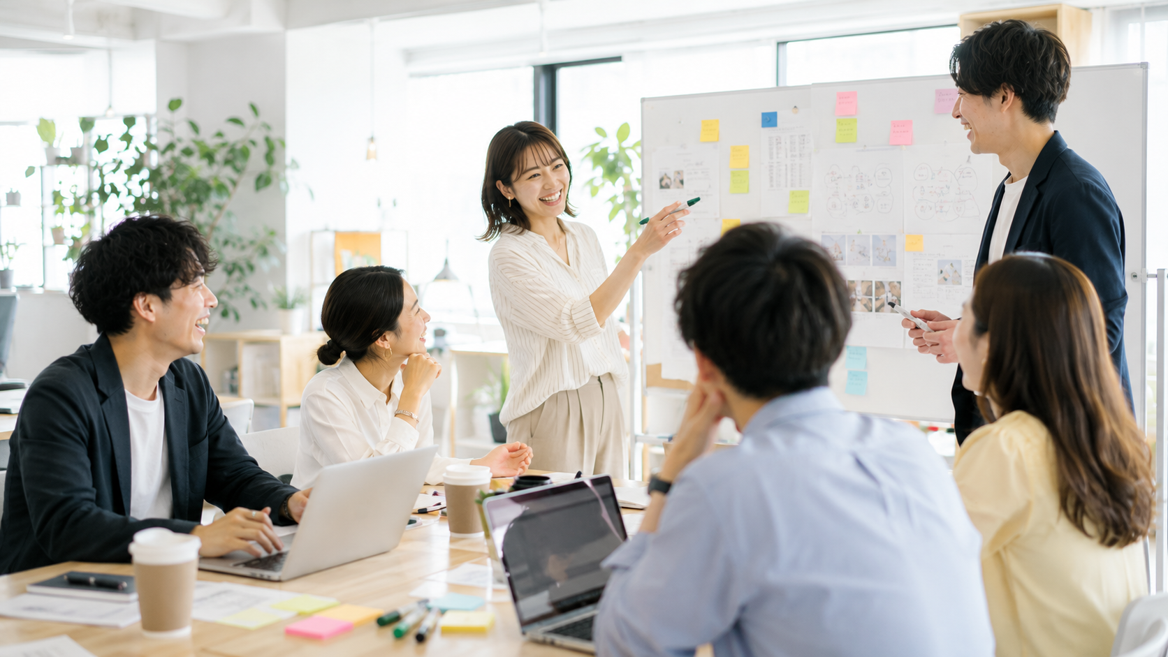 教育スタートアップへの転職先の明るい会議室でアイデアを出し合うチーム
