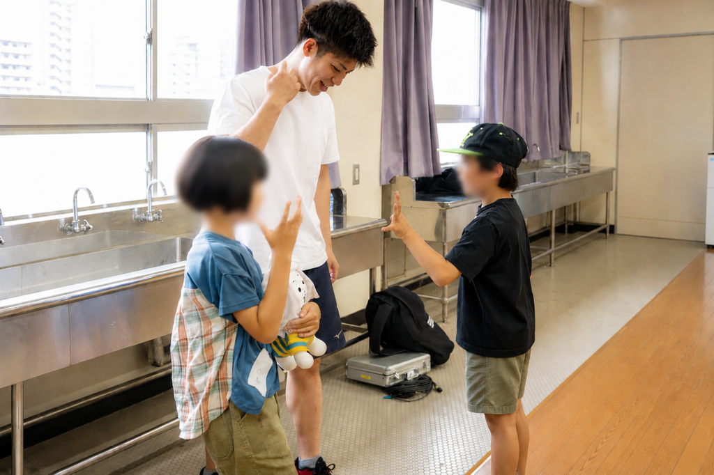 学校以外の教育現場で子どもたちと関わるスタッフの様子
