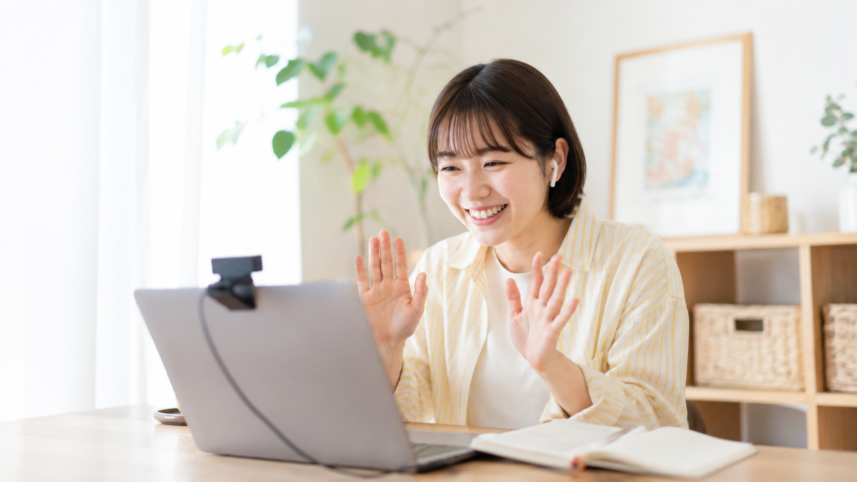 オンラインの学びの場で子どもと笑顔で関わるスタッフ