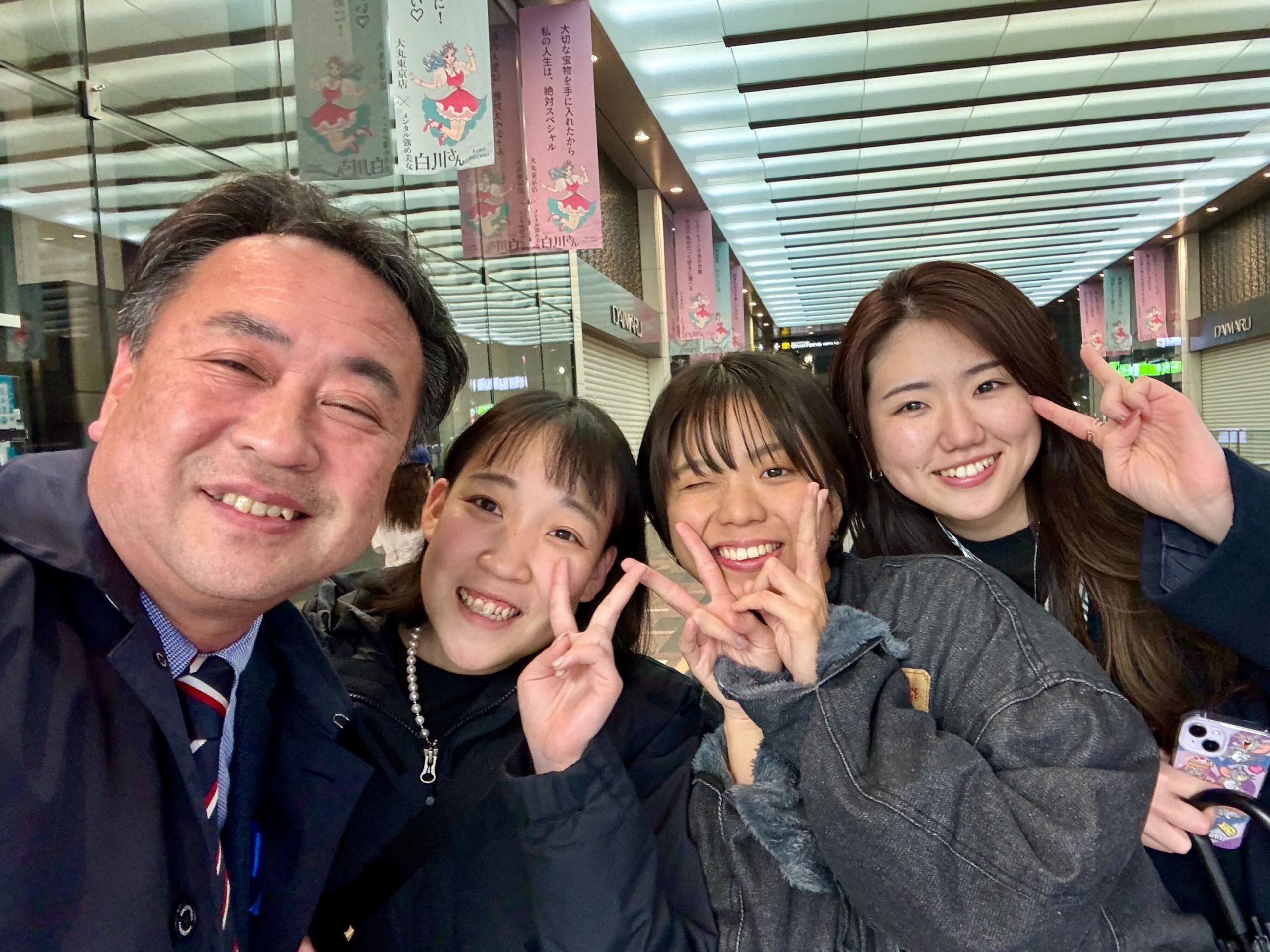 NIJINのスタッフと教育の未来を語り合うフリーランス教師の菊地世恋さん