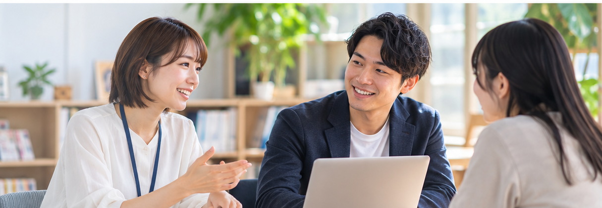 学校外の教育の仕事について話し合うスタッフたち