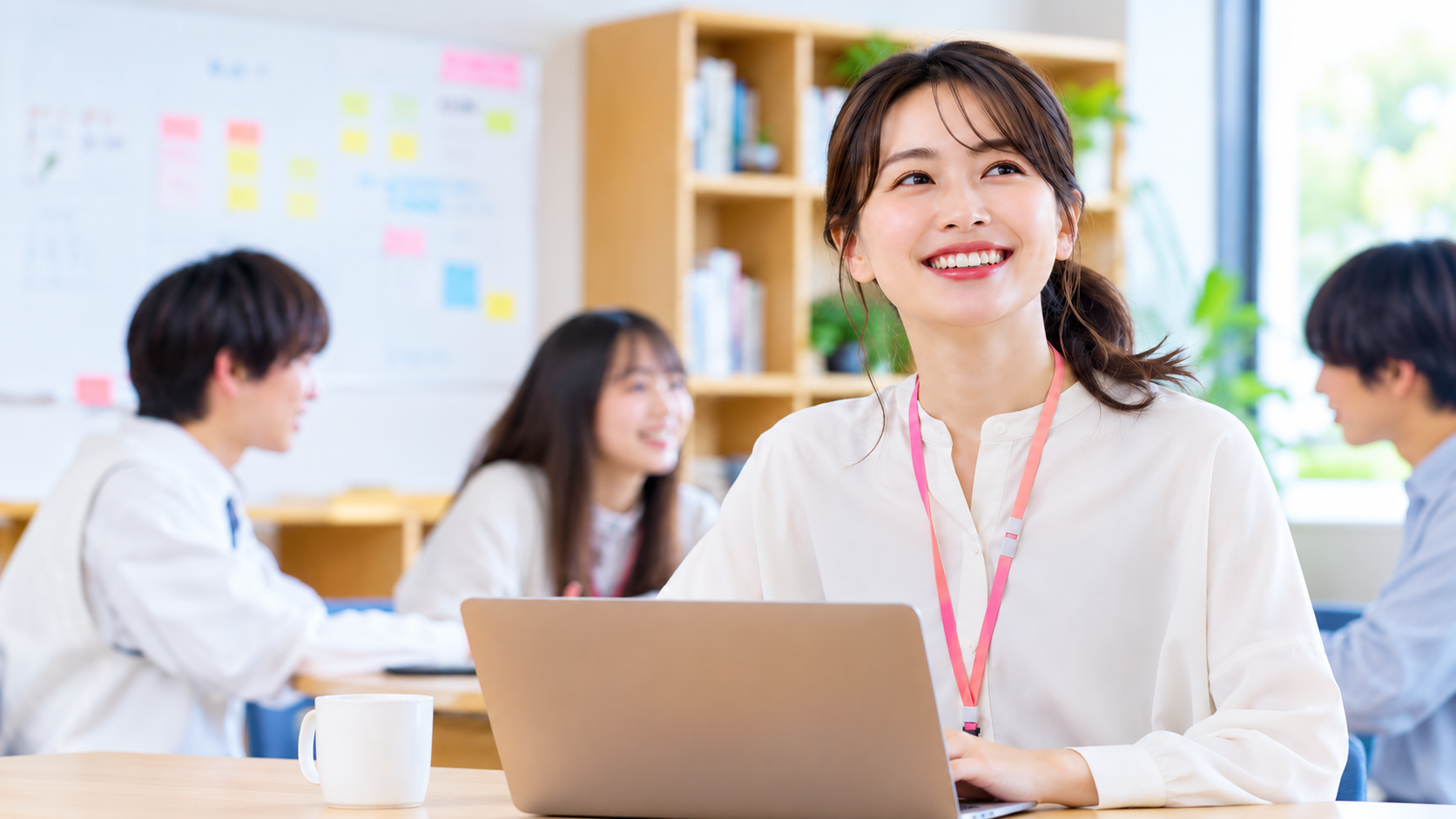未経験から教育業界へ転職し新しい仕事に取り組む女性