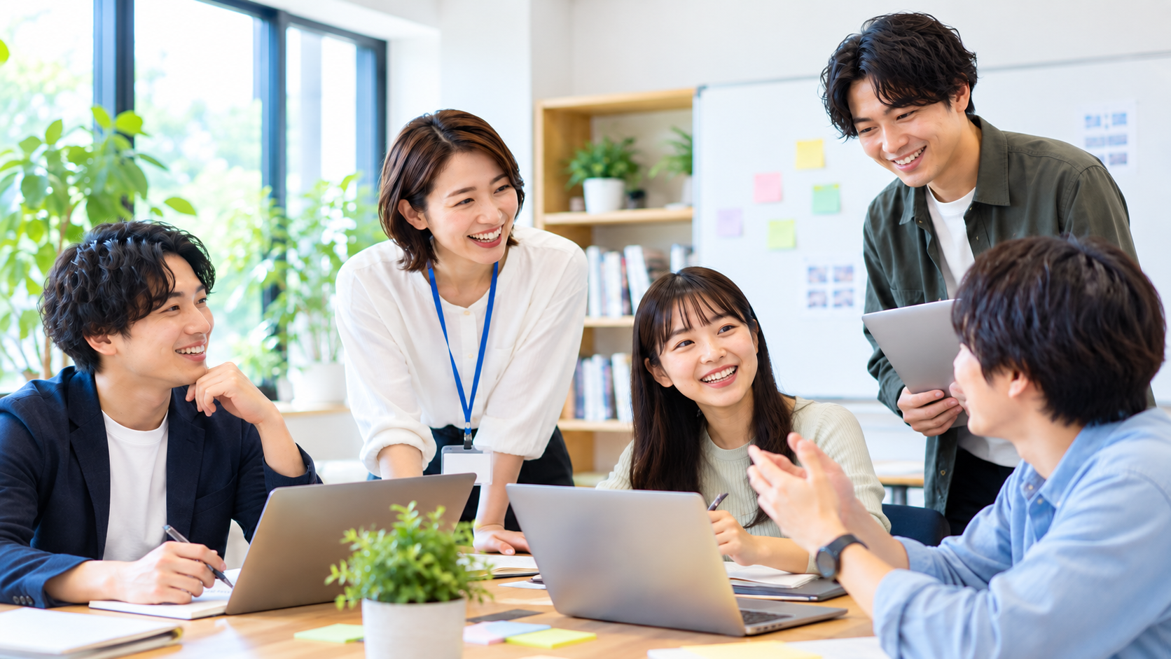 教育サービスの企画について話し合う教育業界のチーム