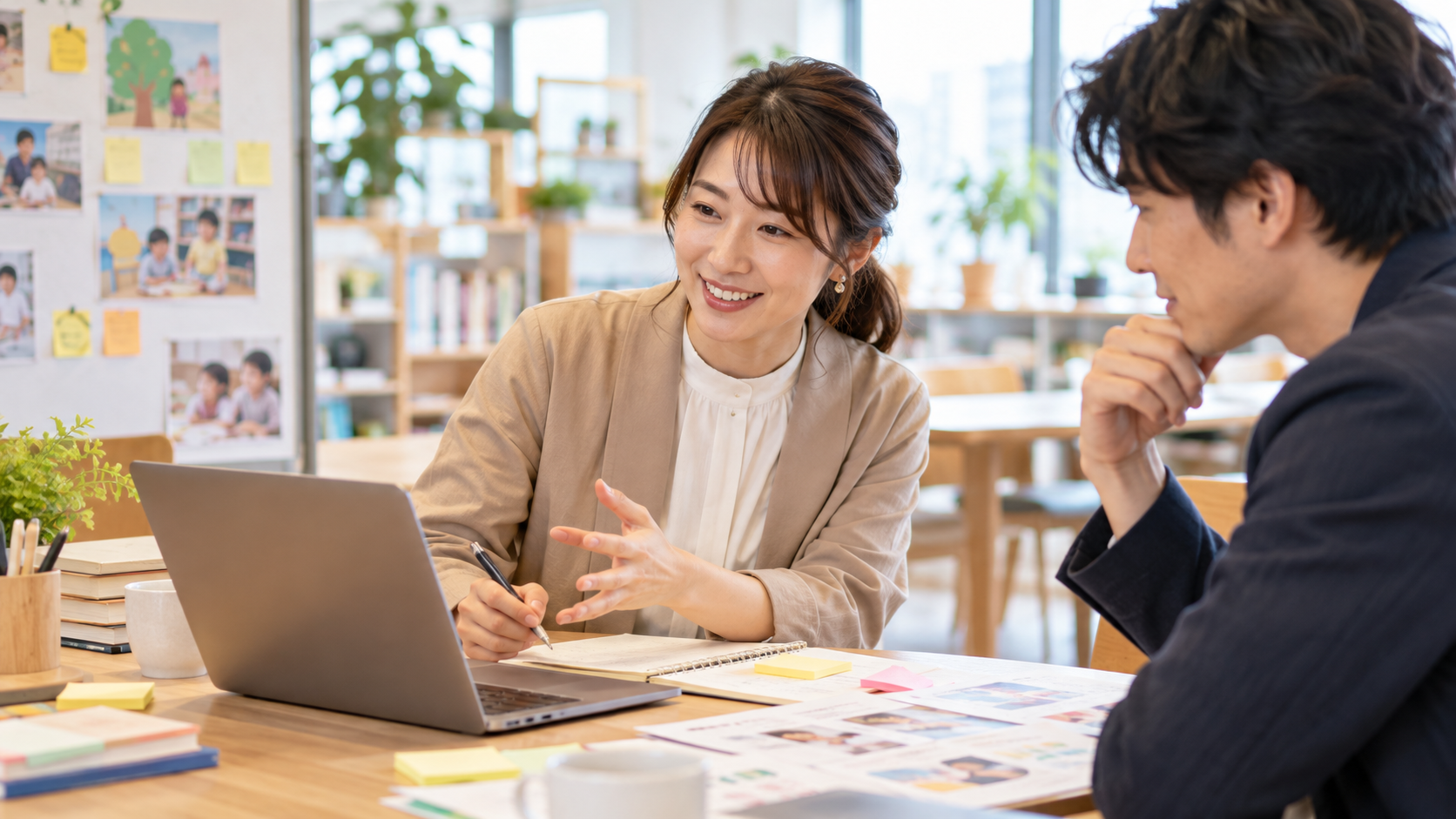 教育分野の企画について話し合う民間企業で働く男女