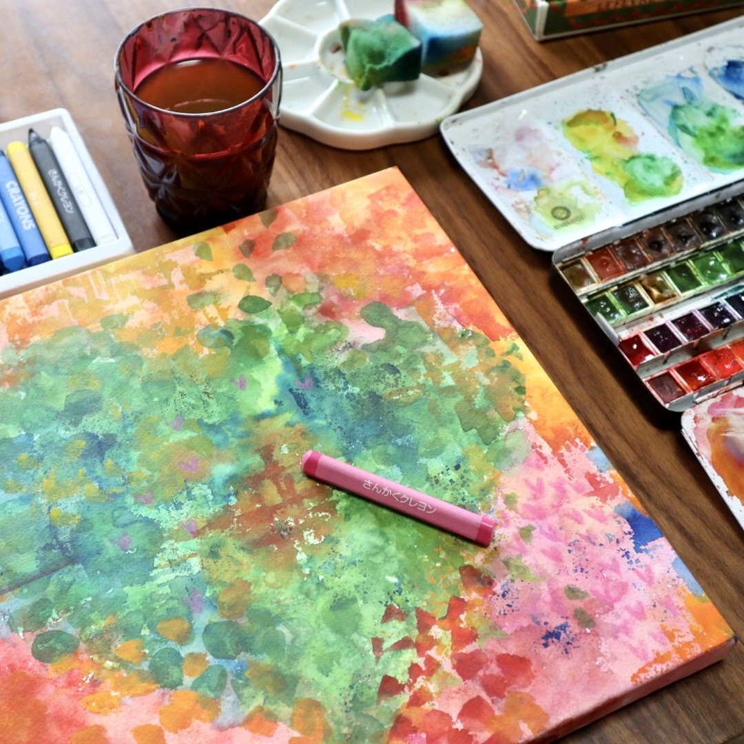 水彩絵の具で描かれた作品と画材
