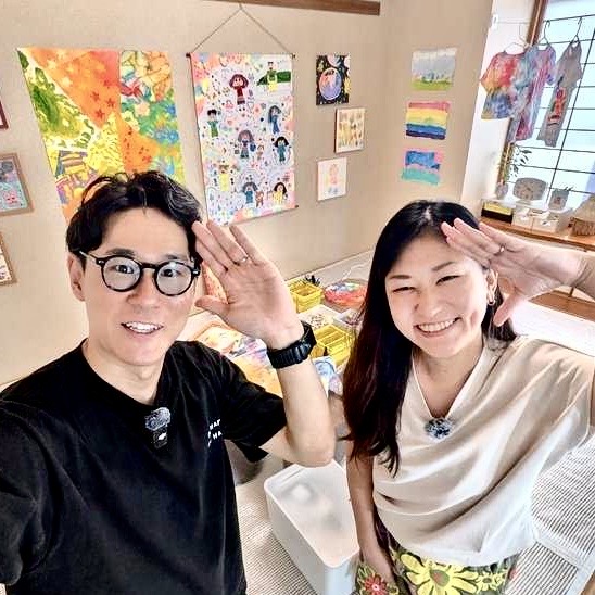 タツロー校長と進藤さんがアトリエで笑顔の2ショット