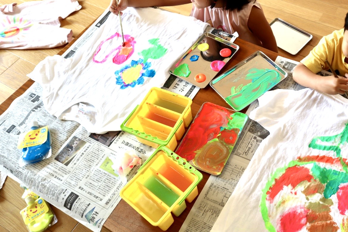 町屋南千住校でTシャツに絵の具で絵を描く子どもたち