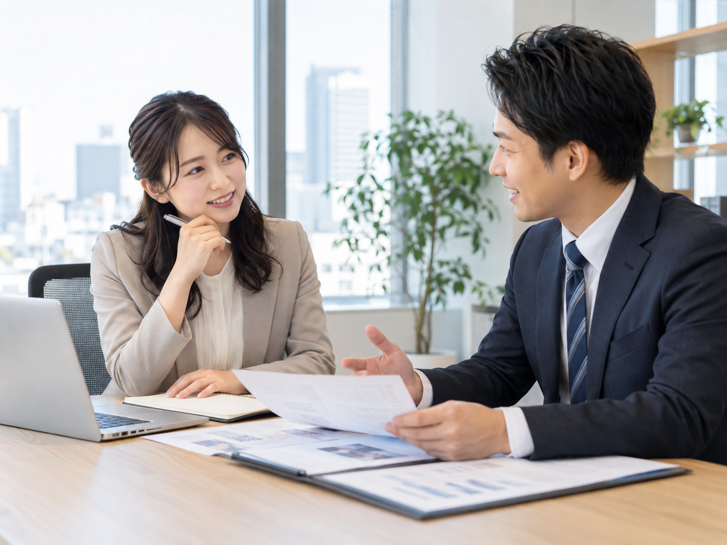 オフィスで求人条件や仕事内容について担当者と相談する女性