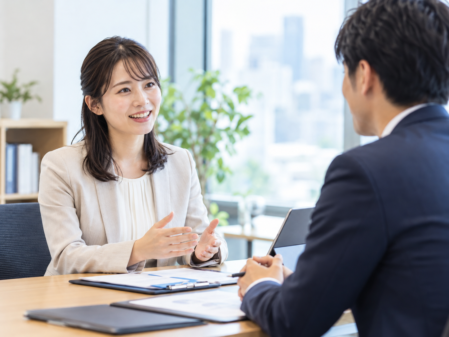 教育企業の採用面接で、これまでの教員経験や志望動機を伝える女性