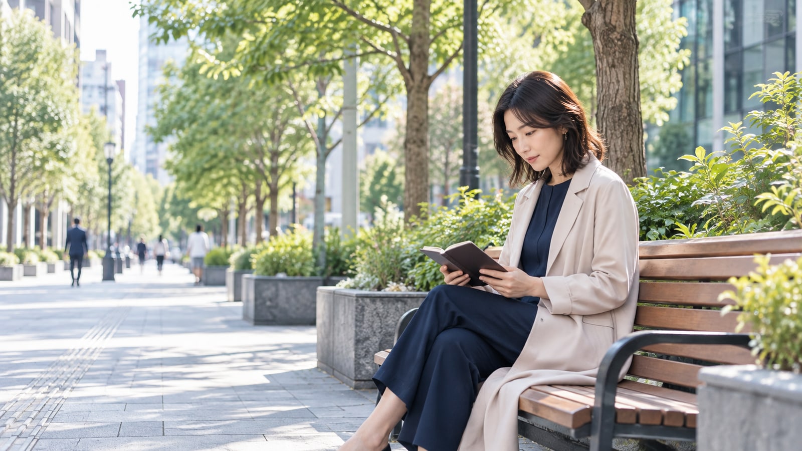 仕事の話を聞いたあと、街のベンチで手帳を開き振り返る女性
