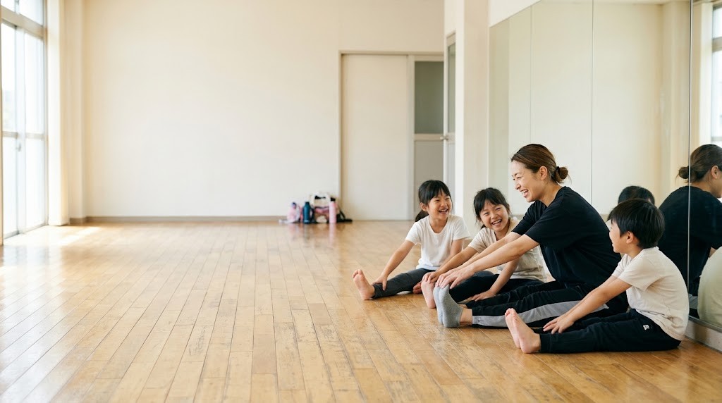 フリースクールの開業に資格が要るかを考える人に向けた、ダンス教室で先生と子どもが体をほぐす場面(イメージ)