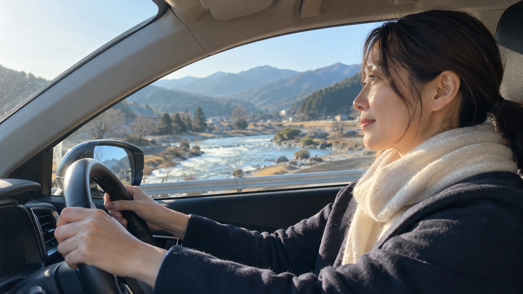岐阜の教員が朝、清流沿いの道を車で学校へ向かう30代の先生（イメージ）