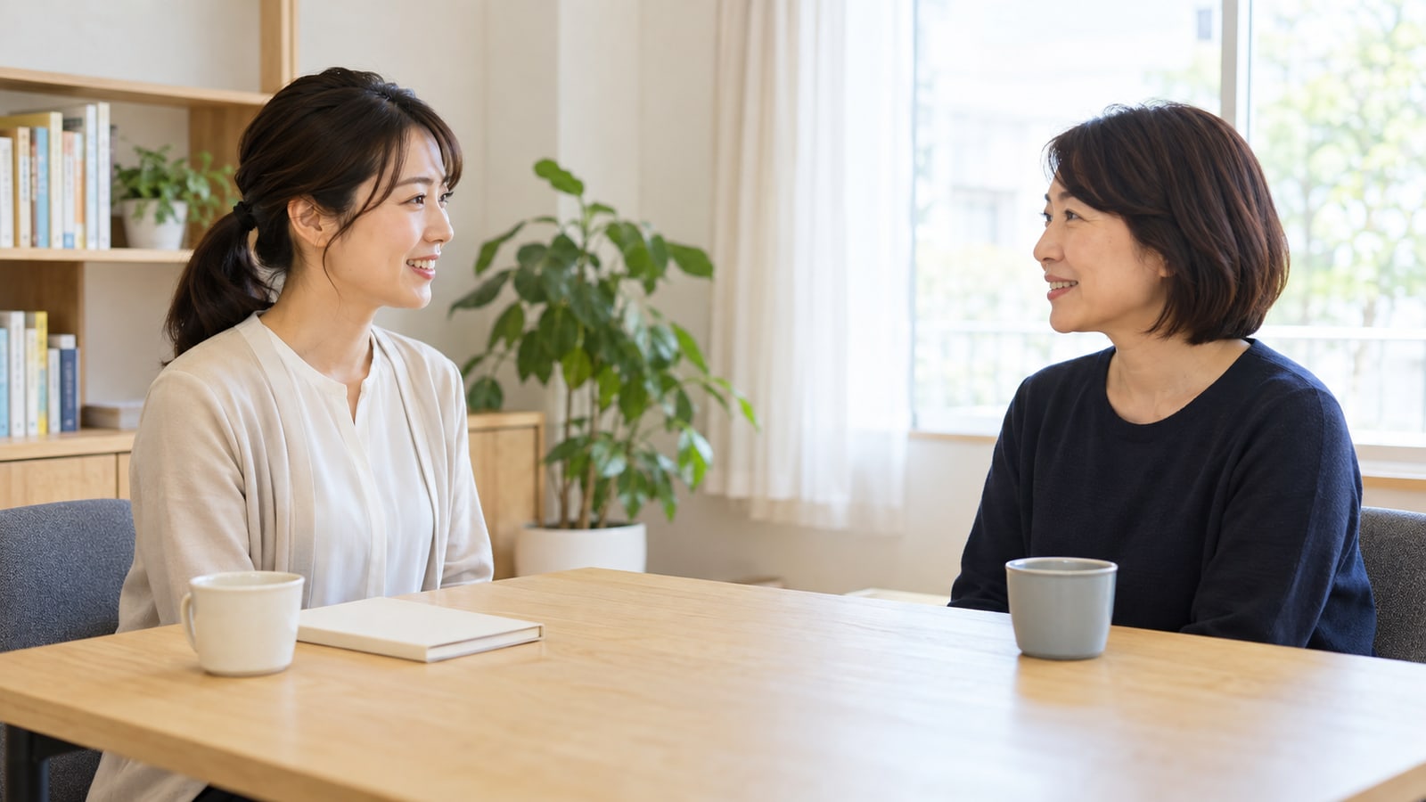 フリースクールの体験会後に、教室の過ごし方を保護者と落ち着いて相談する場面