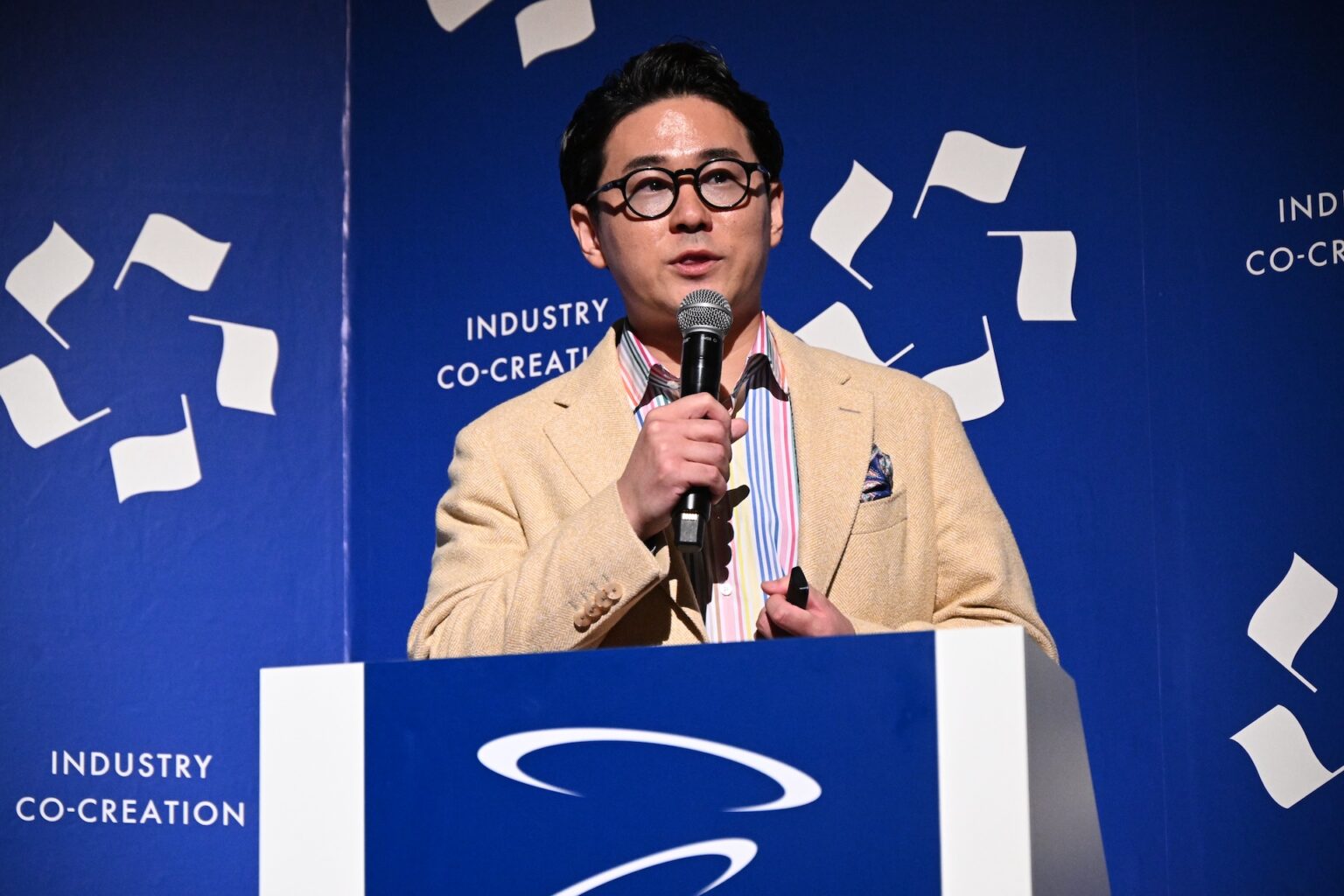 Tatsuro Hoshino en una conferencia
