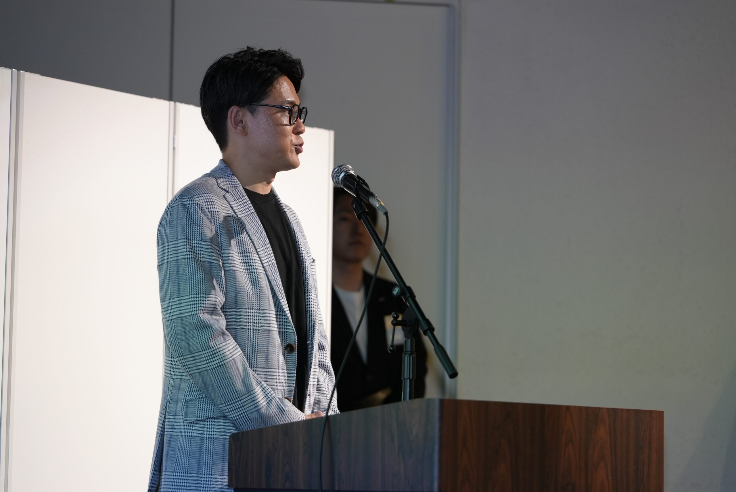 株式会社NIJIN代表の星野達郎が登壇する様子