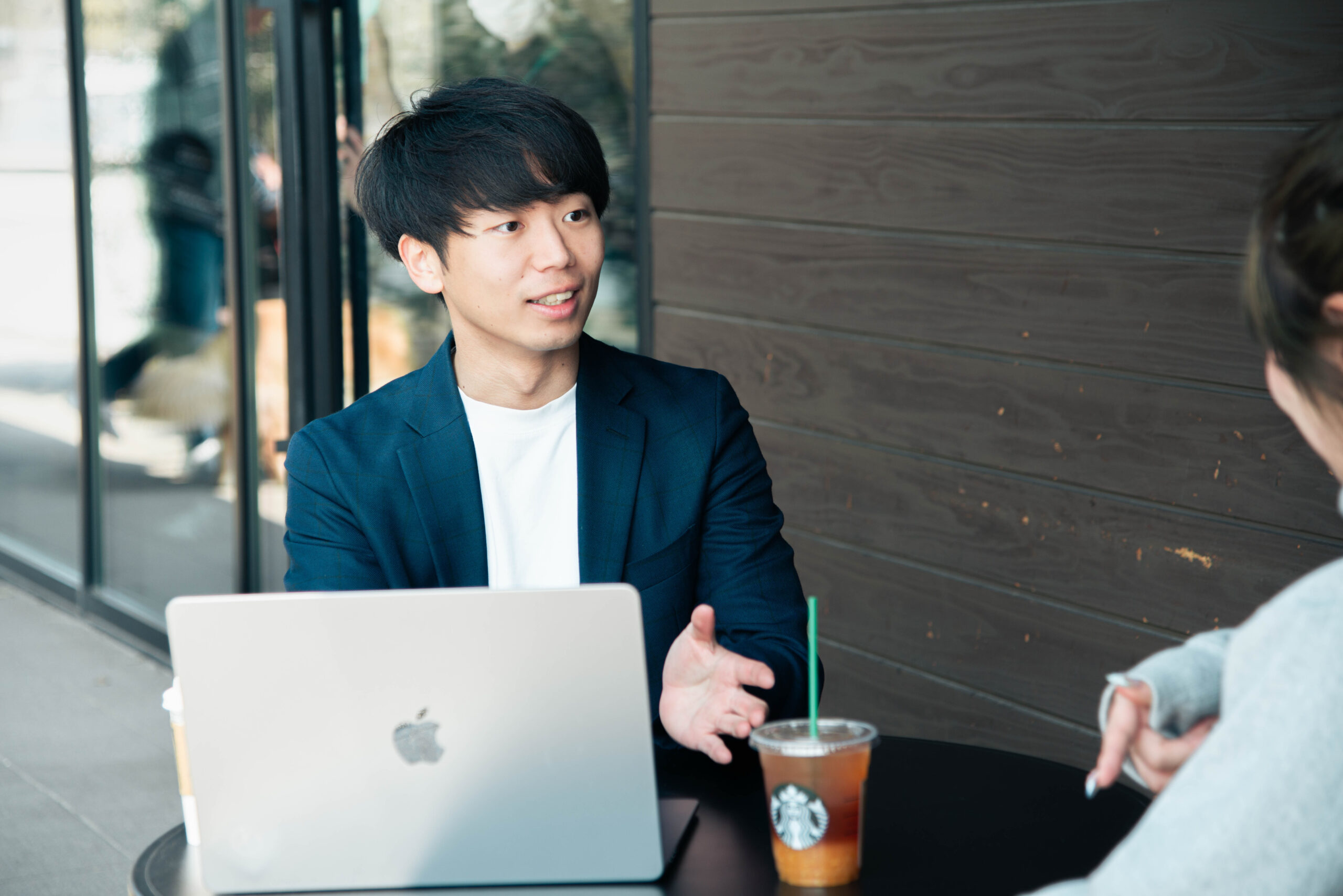 カフェで先生のキャリア相談に向き合う先生キャリアコーチ
