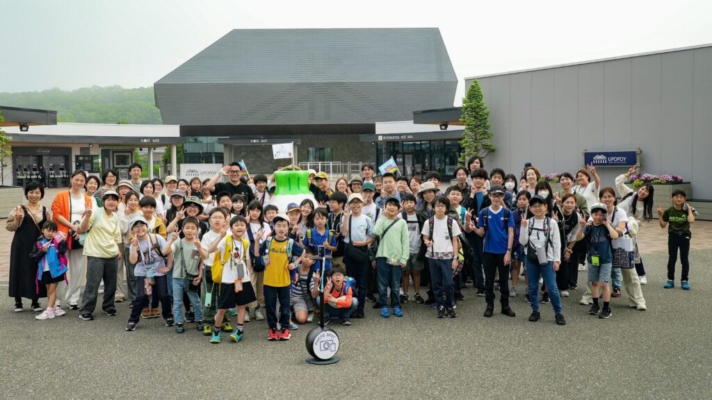 北海道・白老町でアイヌ文化を学ぶ修学旅行の子どもたち
