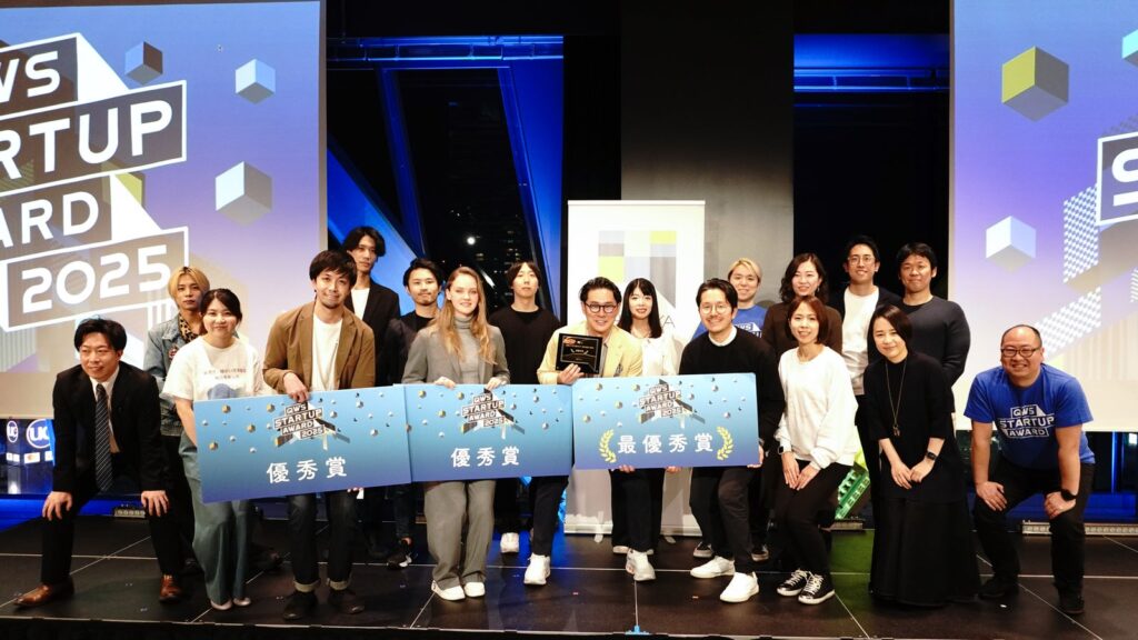 QWS STARTUP AWARD 2025 最優秀賞受賞の様子（株式会社NIJIN 星野達郎）