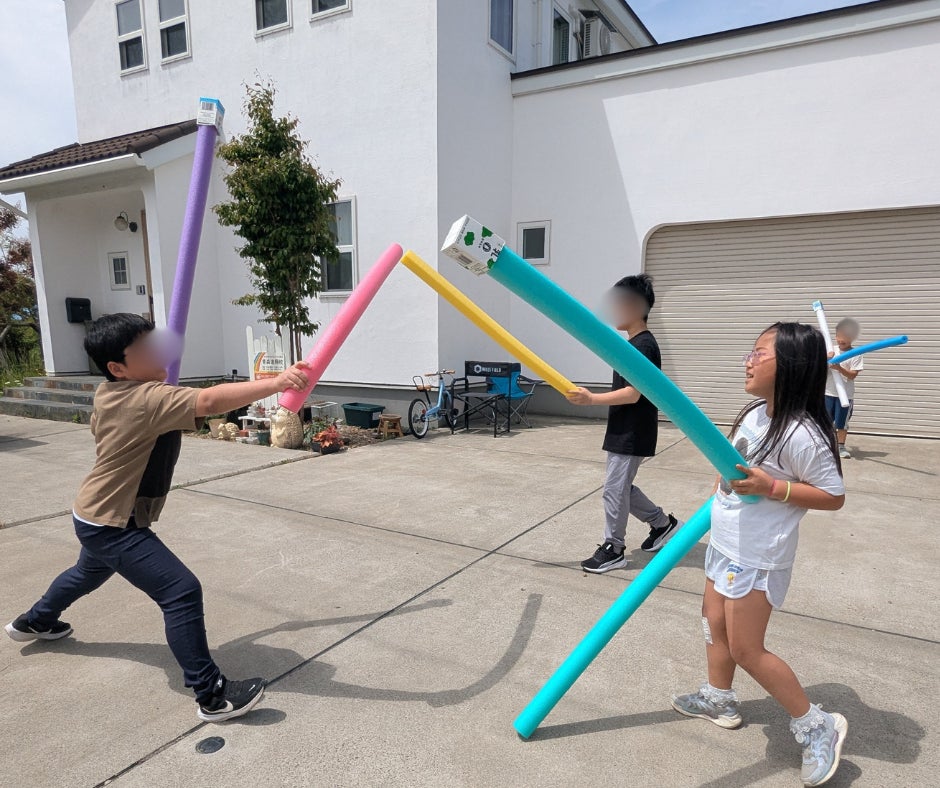屋外での運動に励む生徒たち