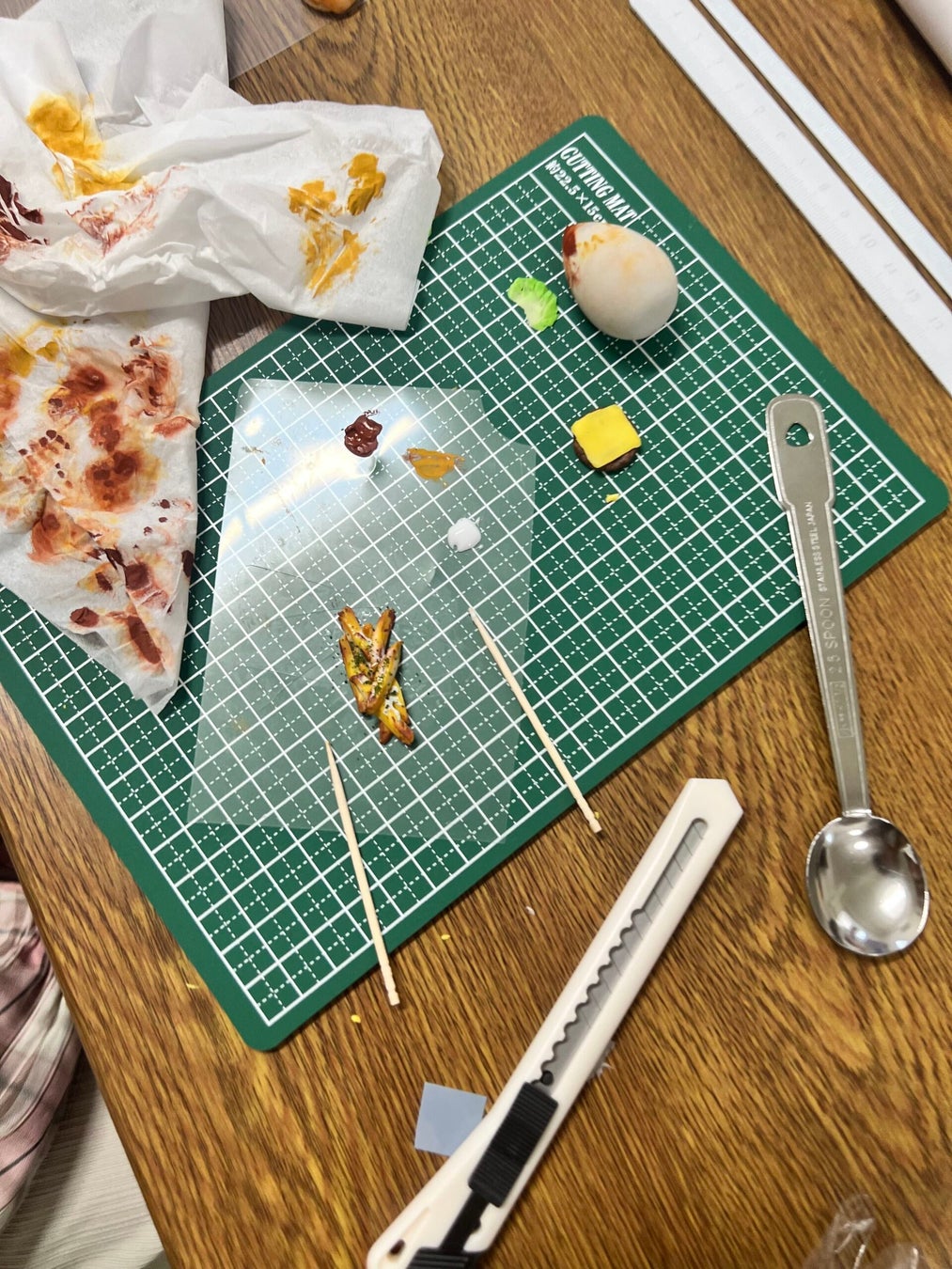 色をのせ終えたばかりのポテトと、横にはチーズののったパティが
